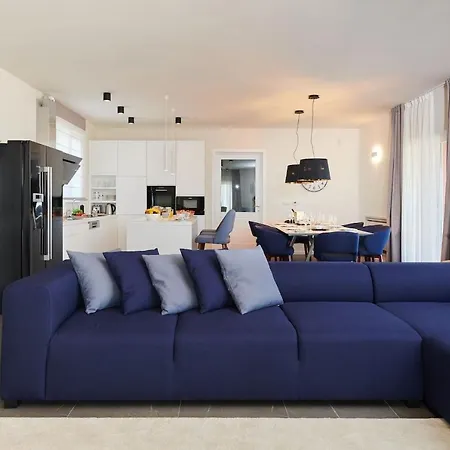 Вилла Luxury Rainis Hill Top With Pool In Groznjan Oprtalj